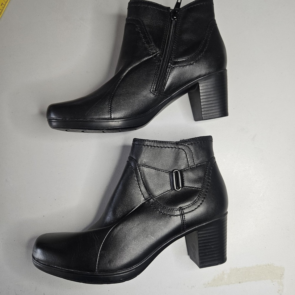 Clarks Womens Boots 8.5M Black Leather Block‎ Heel Round Toe Buckle Side Zip